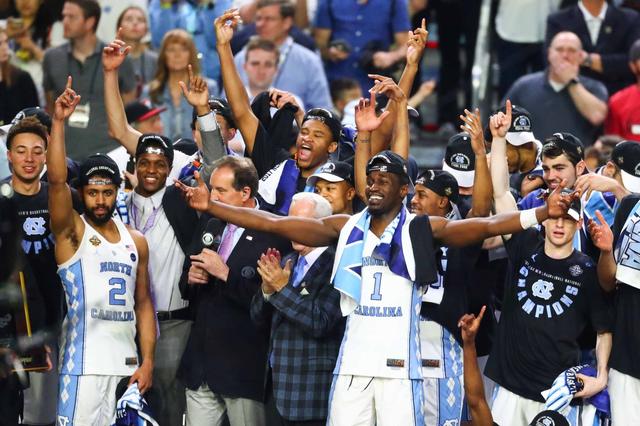 魔法影片中有一个段落，场景是女仆维佳和埃斯特的房间时间是奥斯卡扮演鬼魂时心脏病突发倒在台上之后，临终之前。