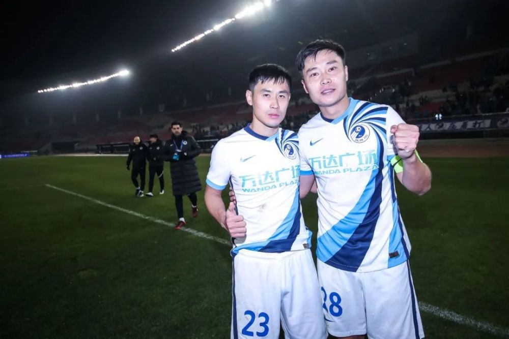 影片的三张定档海报以街头涂鸦风格的浓烈撞色，营造出影片不同于同类型影片的史诗感，而是用现代思维重塑传奇英雄故事的气质